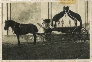 Cotxe fúnebre portat per cavalls - Història Monserdà